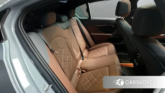 BMW 5 Series (G60) 2025 Светло-серебряный цвет из Кореи, фото 3