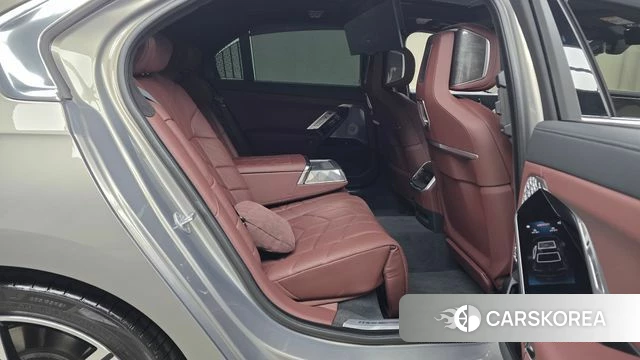 BMW i7 (G70) 2025 Песочный из Кореи, фото 3