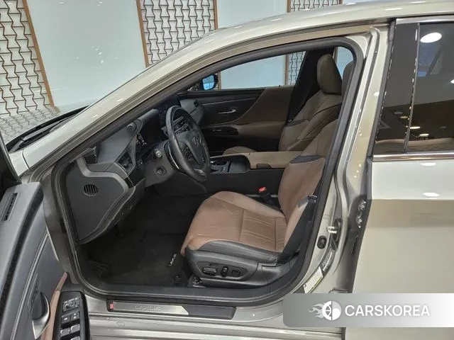 Lexus ES300h 7th generation 2023 Серебристо-серый из Кореи, фото 3