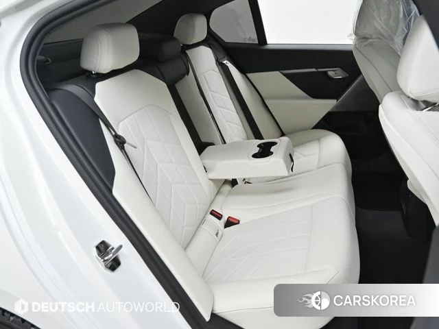 BMW 5 Series (G60) 2025 Белый из Кореи, фото 3