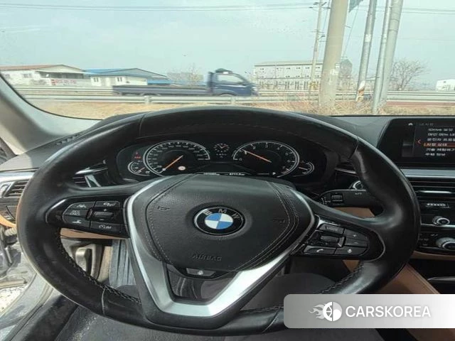 BMW 5 Series (G30) 2018 Серебристо-серый из Кореи, фото 3