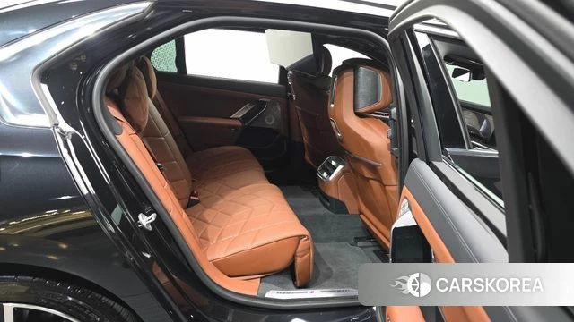 BMW 7 Series (G70) 2023 Черный из Кореи, фото 3