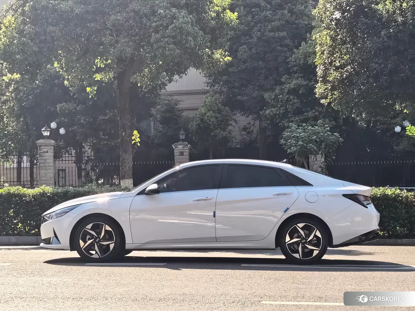 Hyundai Elantra 2023 Белый из Китая, фото 3
