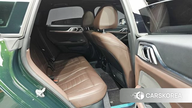 BMW 4 Series (G22) 2021 Темно-зеленый из Кореи, фото 3