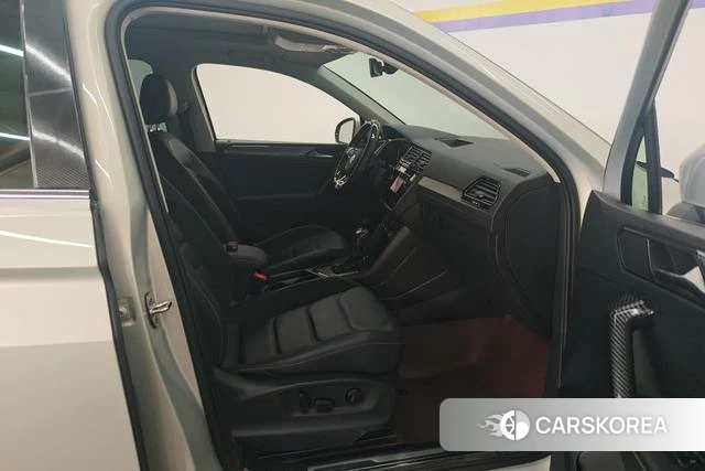 Volkswagen Tiguan L 2021 Темно-серый из Китая, фото 3