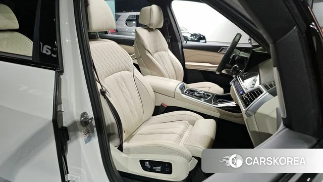 BMW X7 (G07) 2023 Белый из Кореи, фото 3
