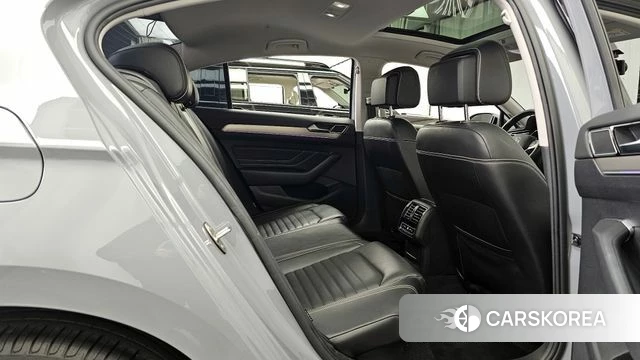 Volkswagen Passat GT (B8) 2022 Серебристо-серый из Кореи, фото 3