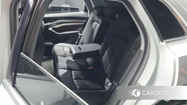 Audi e-Tron 2022 Белый из Кореи, фото 3