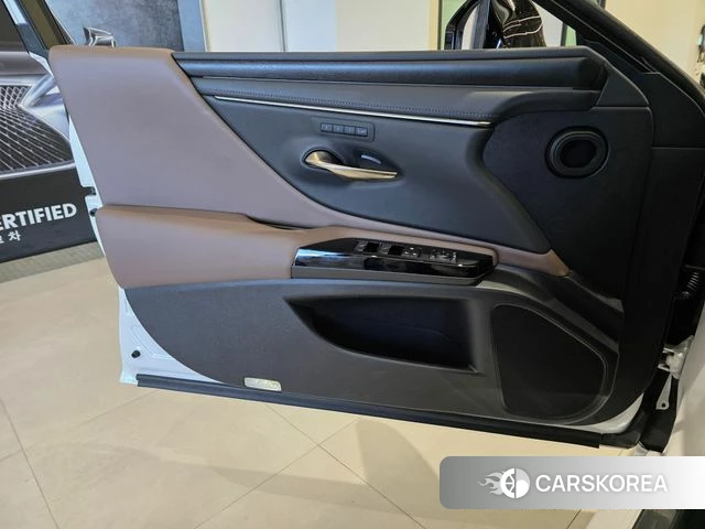 Lexus ES300h 7th generation 2025 Белый из Кореи, фото 3