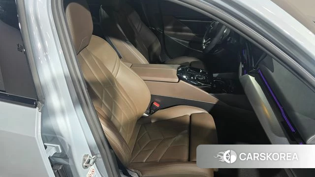 BMW 5 Series (G60) 2024 Цвет галактики из Кореи, фото 3