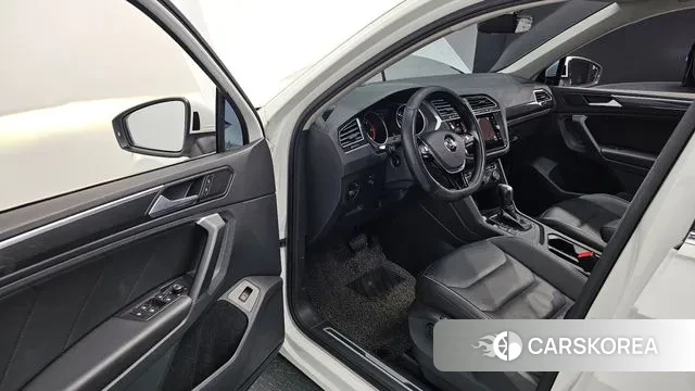 Volkswagen Tiguan second Generation 2020 Белый из Кореи, фото 3