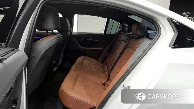 BMW 5 Series (G60) 2024 Белый из Кореи, фото 3