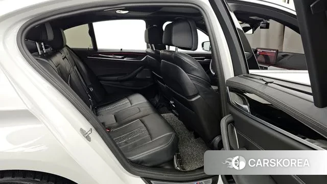 BMW 5 Series (G30) 2023 Белый из Кореи, фото 3