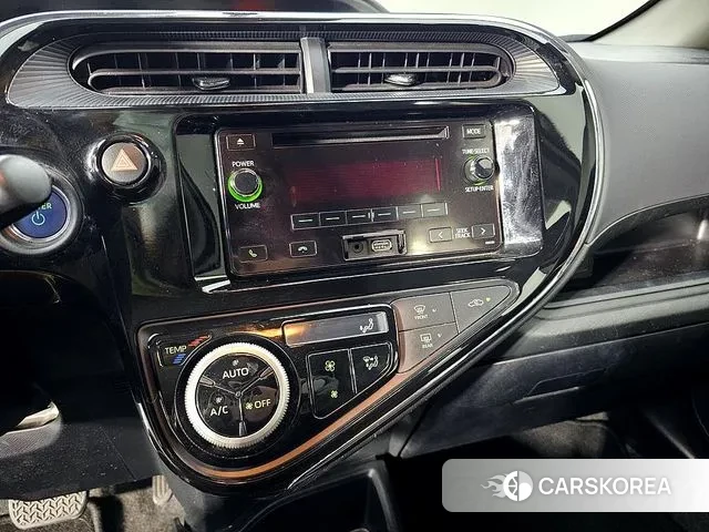 Toyota Prius C 2018 Жемчужный цвет из Кореи, фото 3