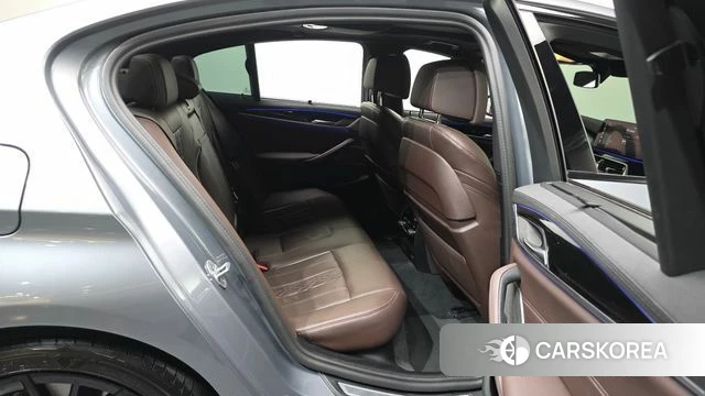 BMW 5 Series (G30) 2023 Серебристо-серый из Кореи, фото 3