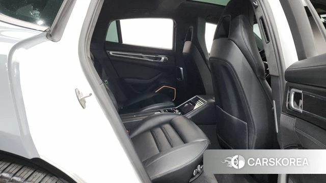 Porsche Panamera (971) 2018 Светло-серебряный цвет из Кореи, фото 3