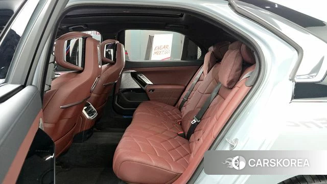 BMW 7 Series (G70) 2025 Светло-серебряный цвет из Кореи, фото 3