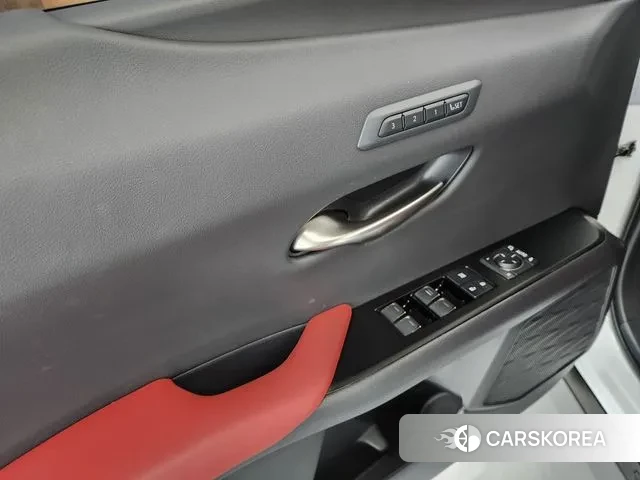 Lexus UX250h 2023 Белый из Кореи, фото 3