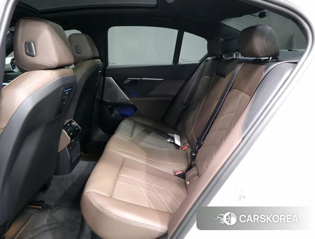 BMW 5 Series (G60) 2025 Белый из Кореи, фото 3