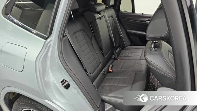BMW X3 (G01) 2024 Светло-серебряный цвет из Кореи, фото 3