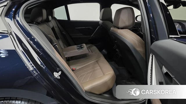 BMW 5 Series (G60) 2023 Черный из Кореи, фото 3