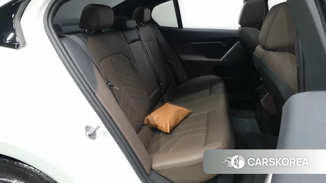 BMW 5 Series (G60) 2023 Белый из Кореи, фото 3