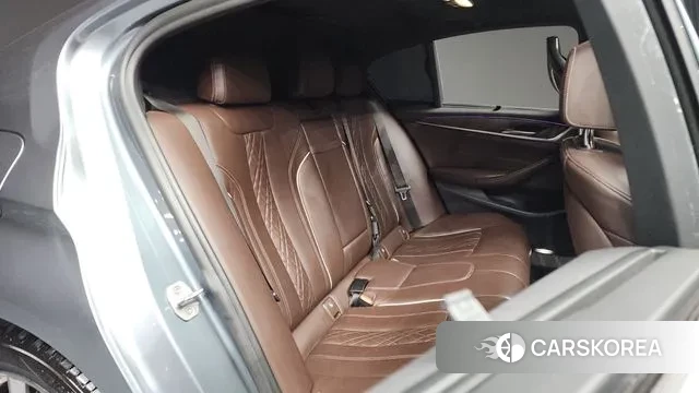 BMW 5 Series (G30) 2018 Серебристо-серый из Кореи, фото 3