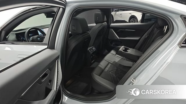 BMW 5 Series (G60) 2025 Серебристо-серый из Кореи, фото 3