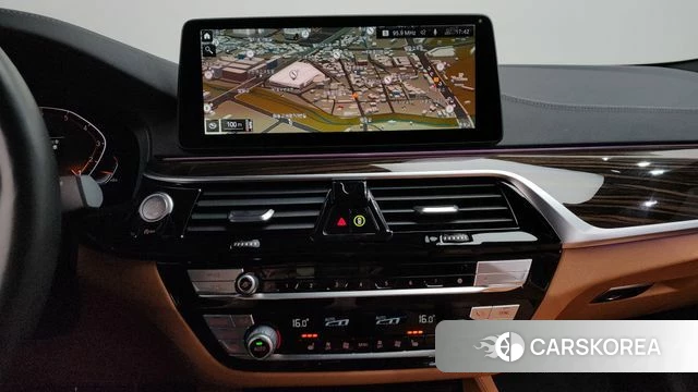 BMW 5 Series (G30) 2021 Белый из Кореи, фото 3