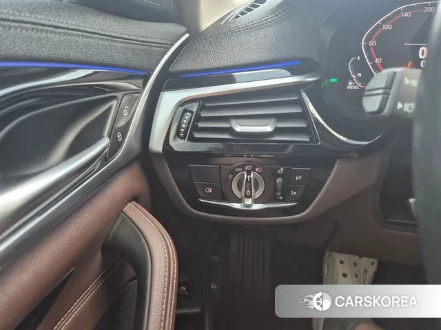 BMW 5 Series (G30) 2021 Серебристо-серый из Кореи, фото 3