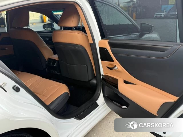 Lexus ES300h 7th generation 2023 Белый из Кореи, фото 3