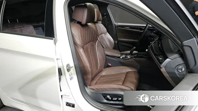 BMW 5 Series (G30) 2021 Белый из Кореи, фото 3