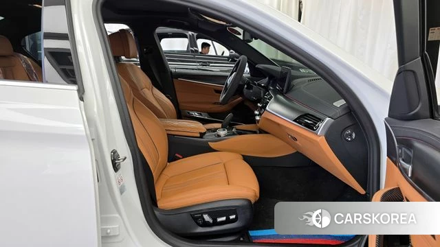 BMW 5 Series (G30) 2023 Белый из Кореи, фото 3