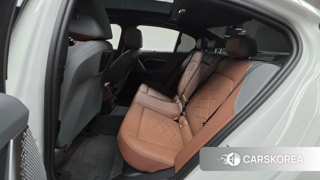 BMW 5 Series (G60) 2024 Белый из Кореи, фото 3