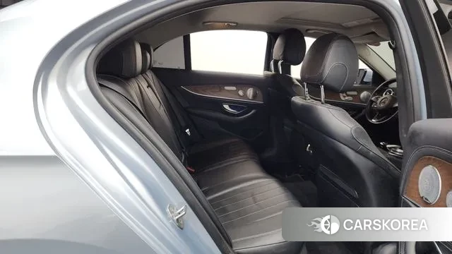 Mercedes-Benz E-Class W213 2018 Серебряный из Кореи, фото 3