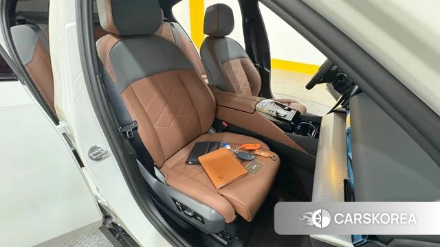 BMW 5 Series (G60) 2025 Белый из Кореи, фото 3
