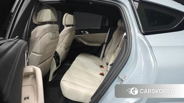 BMW X6 (G06) 2025 Светло-серебряный цвет из Кореи, фото 3