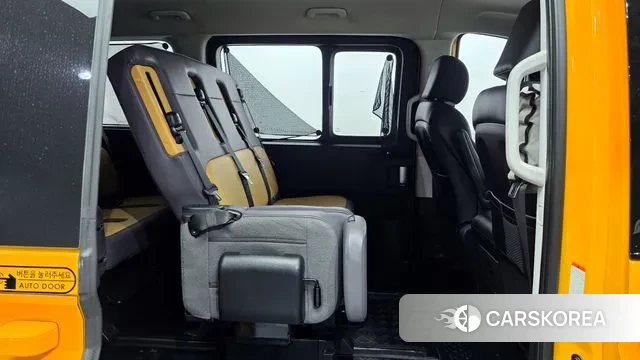 Hyundai Staria 2023 Желтый из Кореи, фото 3