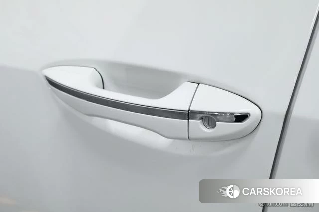 Toyota Corolla dual engine E+ 2022 Белый из Китая, фото 3