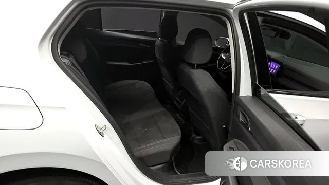 Volkswagen Golf 8th Generation 2023 Белый из Кореи, фото 3