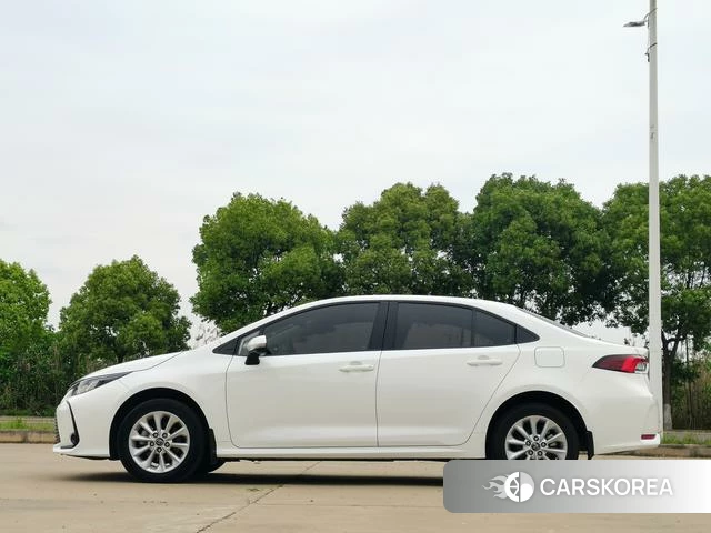 Toyota Corolla 2023 Белый из Китая, фото 3