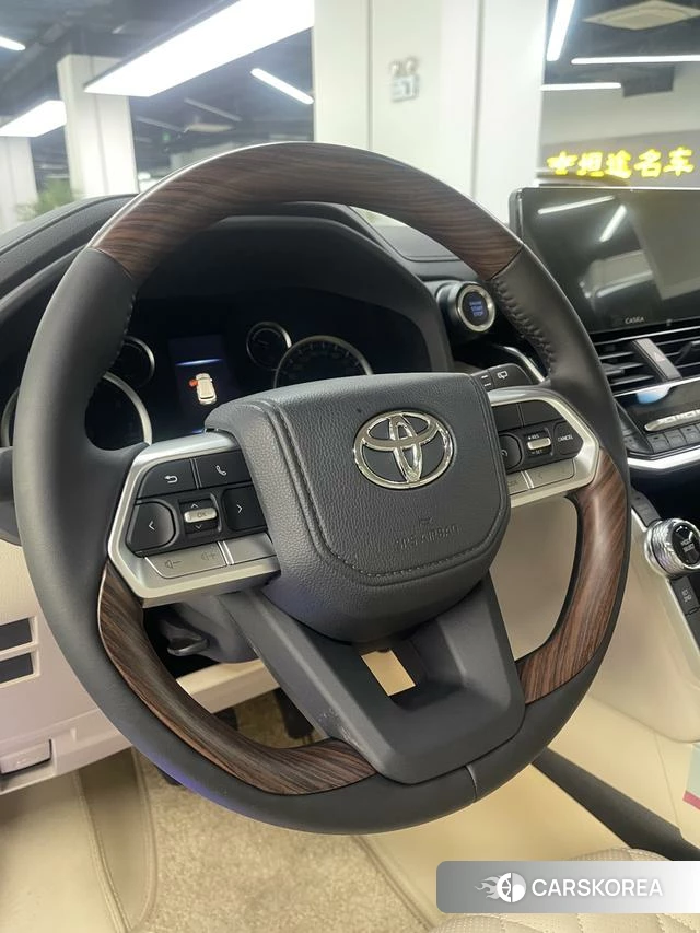 Toyota Land Cruiser (imported) 2024 Белый из Китая, фото 3