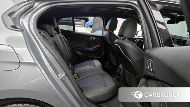 BMW 1 Series (F40) 2023 Серебристо-серый из Кореи, фото 3