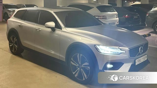 Volvo V60 Cross-Country 2nd Generation 2021 Серебряный из Кореи, фото 3