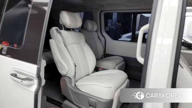 Hyundai Staria 2023 Белый из Кореи, фото 3