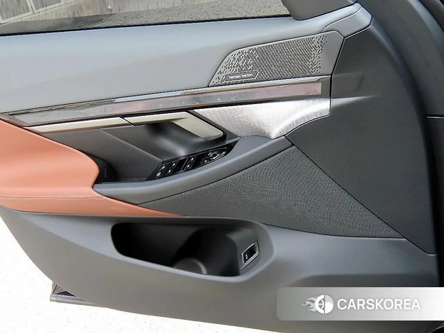 BMW 5 Series (G60) 2025 Черный из Кореи, фото 3