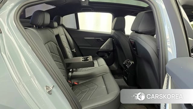 BMW 5 Series (G60) 2024 Светло-серебряный цвет из Кореи, фото 3