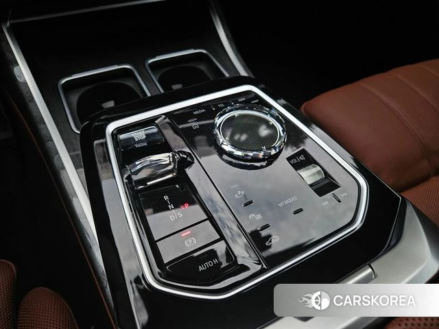 BMW 7 Series (G70) 2023 Серебристо-серый из Кореи, фото 3