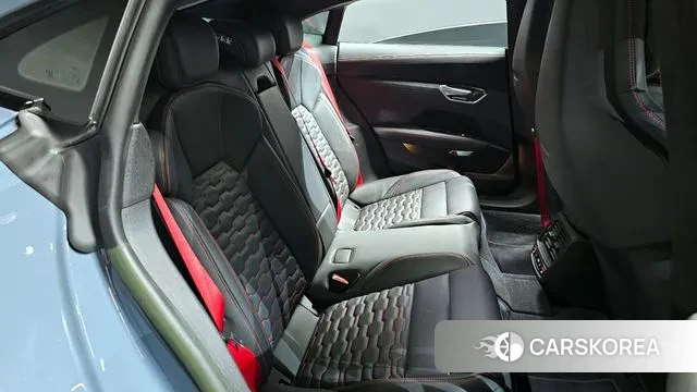 Audi RS e-Tron GT 2022 Небесно-голубой из Кореи, фото 3