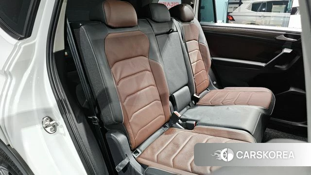 Volkswagen Tiguan Allspace 2023 Белый из Кореи, фото 3